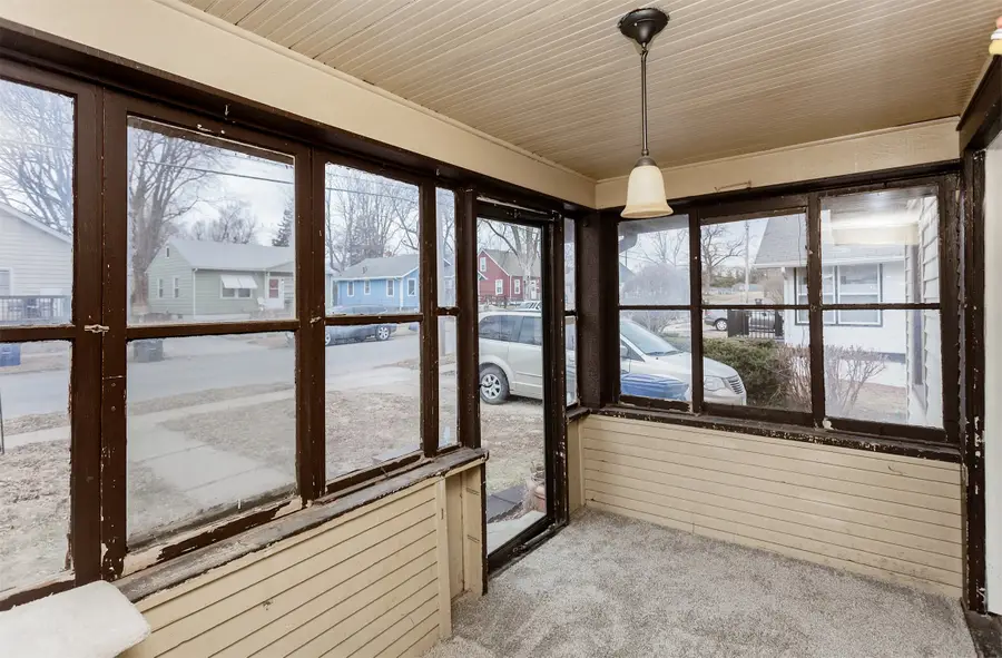 3301 Columbia Street, Des Moines, IA 50313 - #3