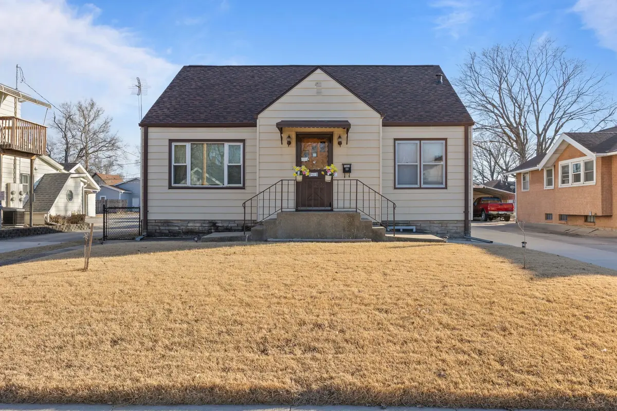 2433 E Walnut Street, Des Moines, IA 50317 - #1