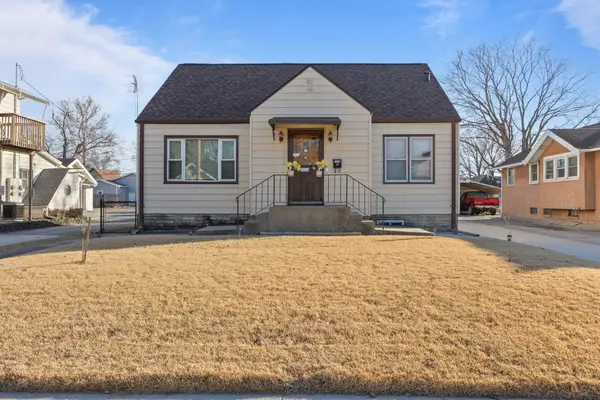 2433 E Walnut Street, Des Moines, IA 50317