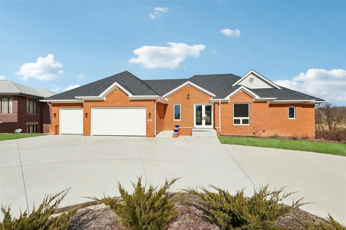 1863 Glen Oaks Drive, West Des Moines, IA 50266 - #1