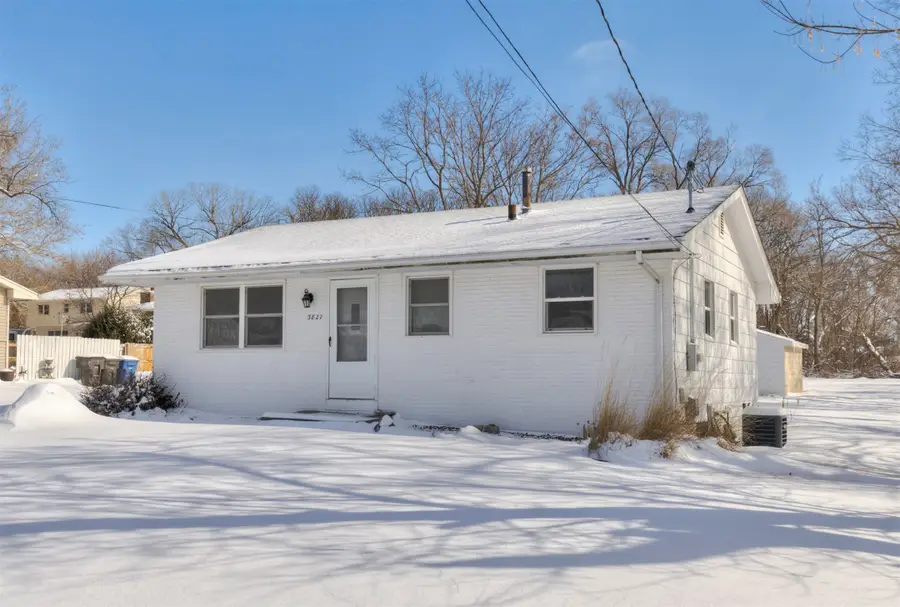 3827 E 27th Street, Des Moines, IA 50317 - #3