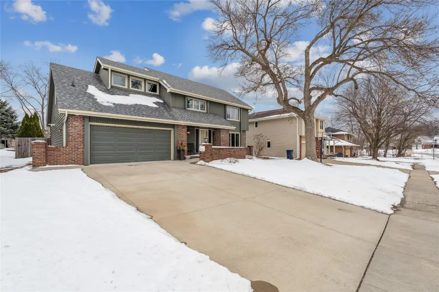 9725 Aurora Avenue, Urbandale, IA 50322 - #2