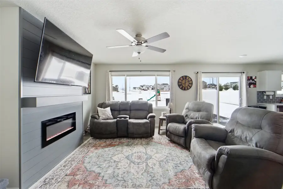 2202 26th Avenue Sw, Altoona, IA 50009 - #2