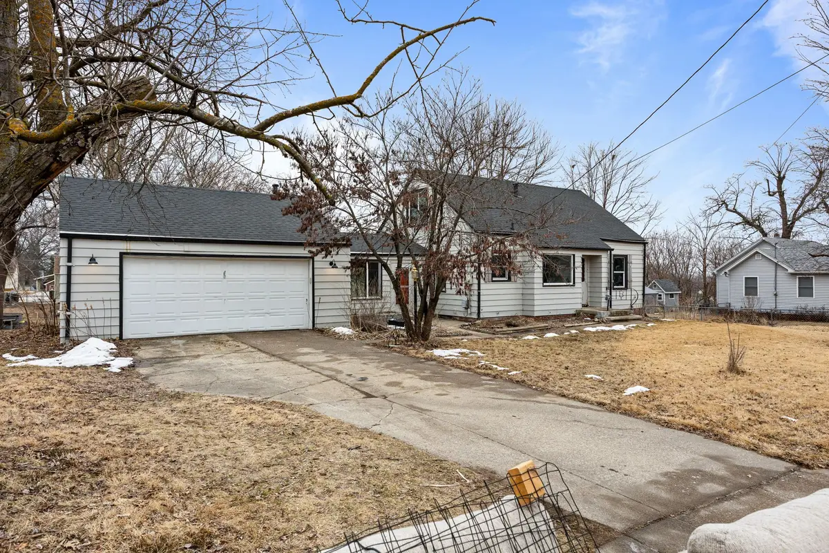 3225 E Washington Avenue, Des Moines, IA 50317 - #1