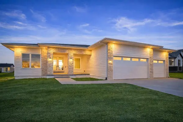 17212 Springbrook Trail, Urbandale, IA 50323