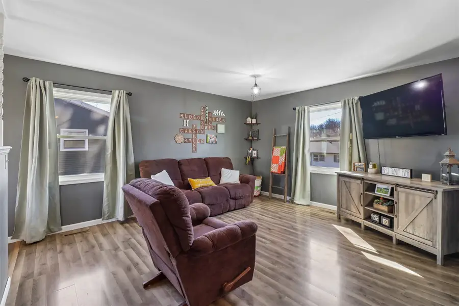 705 E Competine Street, Knoxville, IA 50138 - #3