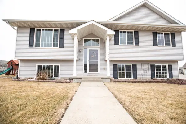 2315 Maplewood Drive, Granger, IA 50109