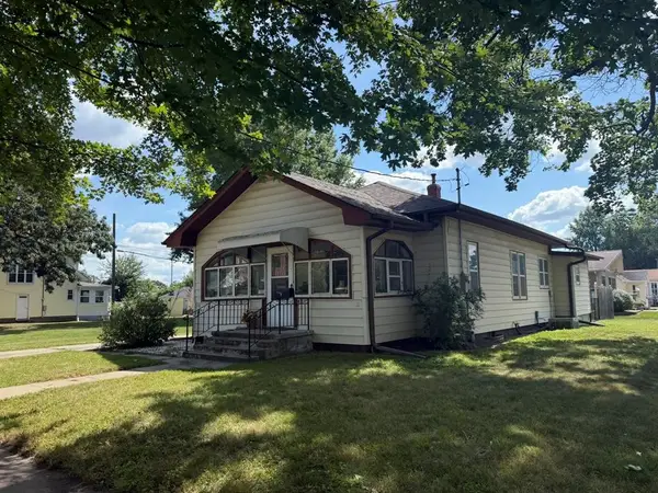 1002 8th Avenue E, Oskaloosa, IA 52577