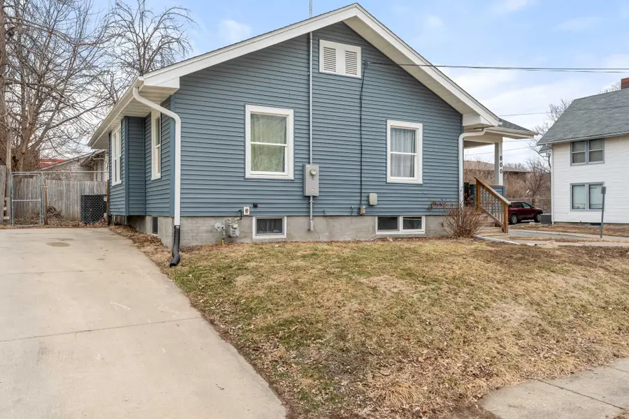 800 S 2nd Avenue W, Newton, IA 50208 - #2