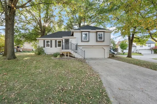717 Heatherwood Drive, West Des Moines, IA 50265