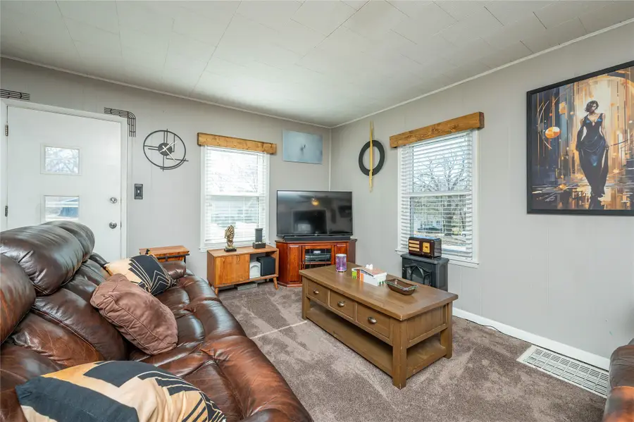 124 E Bell Avenue, Des Moines, IA 50315 - #3