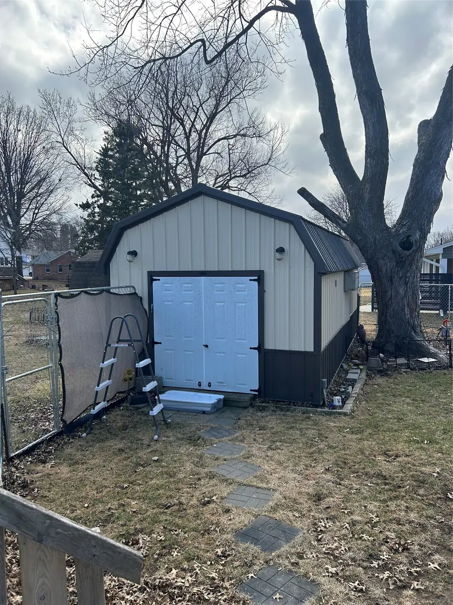 2807 S 2nd Avenue E, Newton, IA 50208 - #2