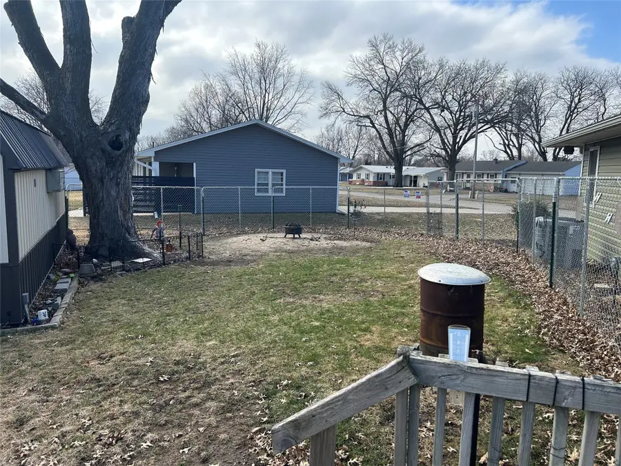 2807 S 2nd Avenue E, Newton, IA 50208 - #3