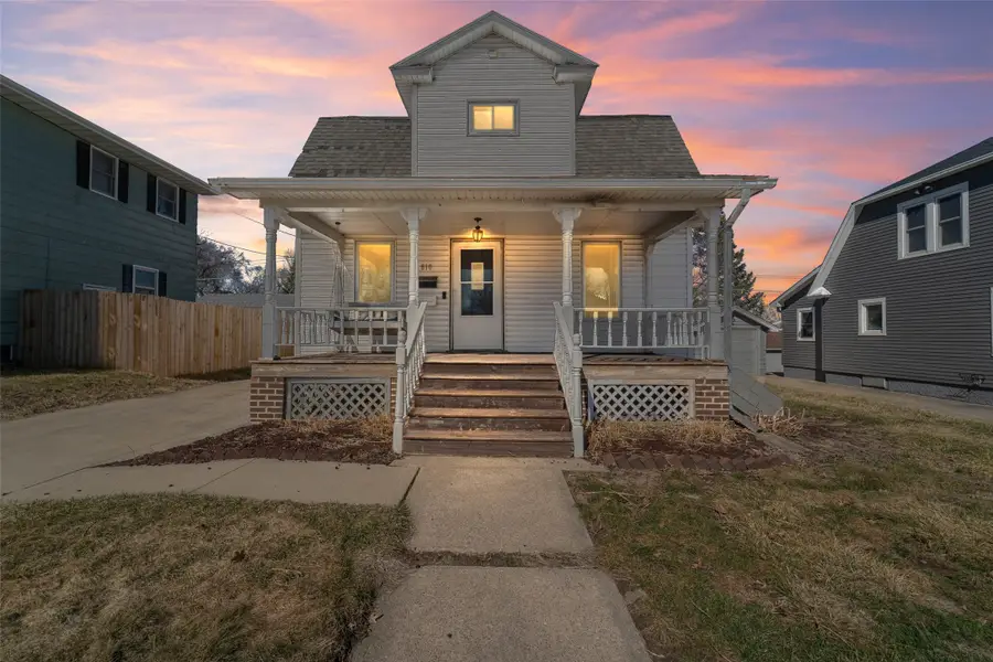 810 N 7th Avenue W, Newton, IA 50208 - #2