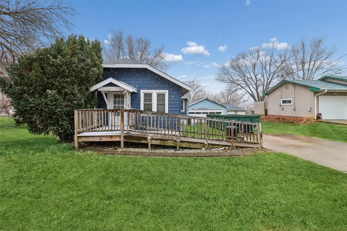 431 S 6th Avenue E, Newton, IA 50208 - #1