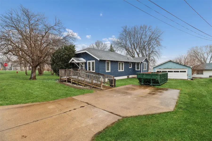 431 S 6th Avenue E, Newton, IA 50208 - #2