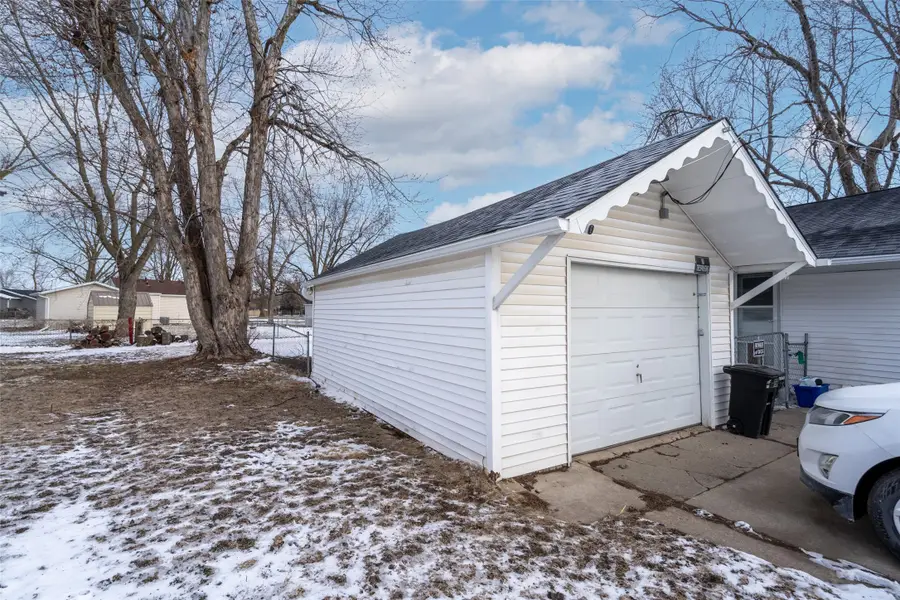 311 E 22nd Street S, Newton, IA 50208 - #2