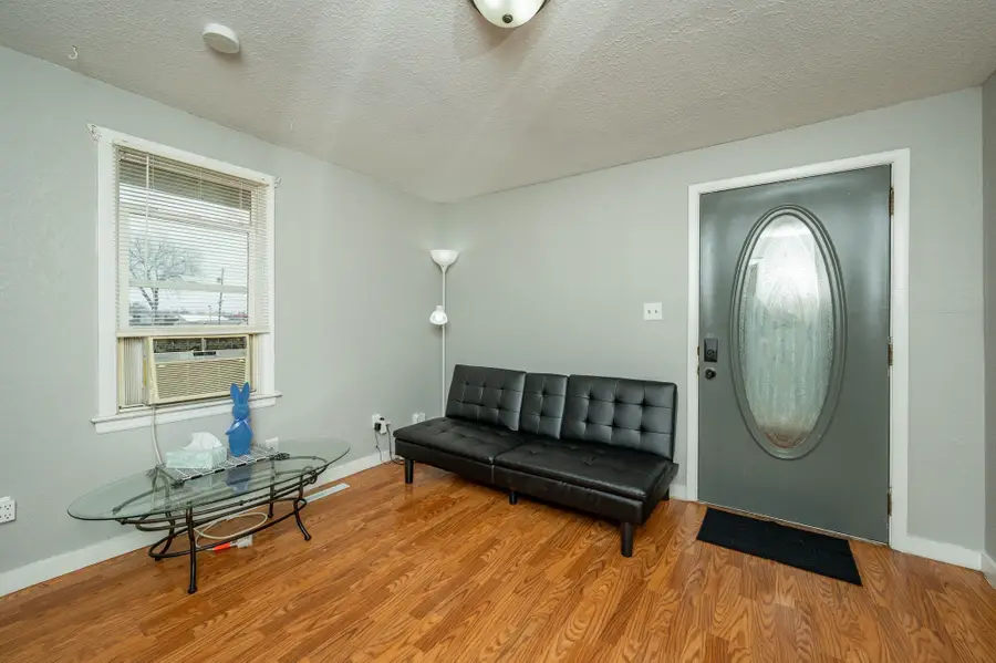 814 N 2nd Avenue E, Newton, IA 50208 - #3