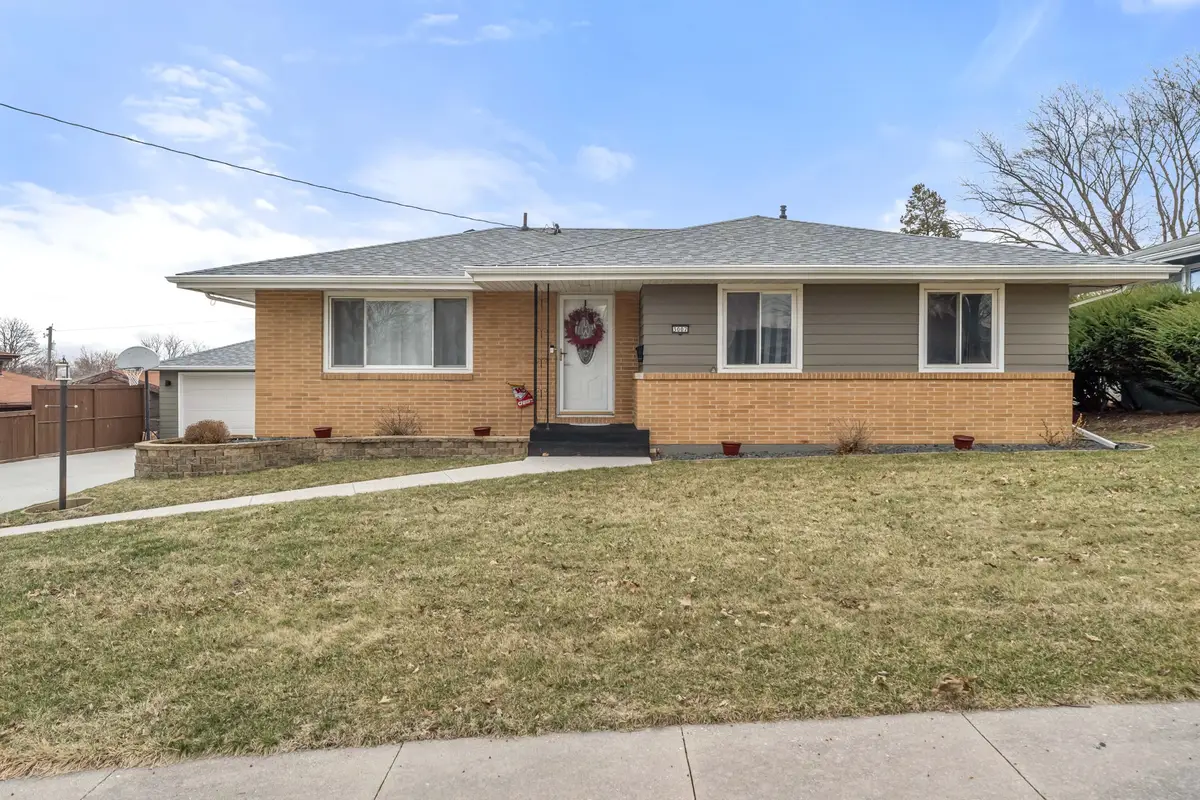 3007 E 26th Street, Des Moines, IA 50317 - #1