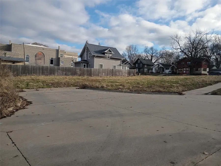 902 31st Street, Des Moines, IA 50312 - #3