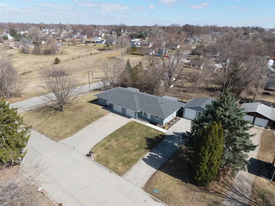 1306 E 6th Street S, Newton, IA 50208 - #3