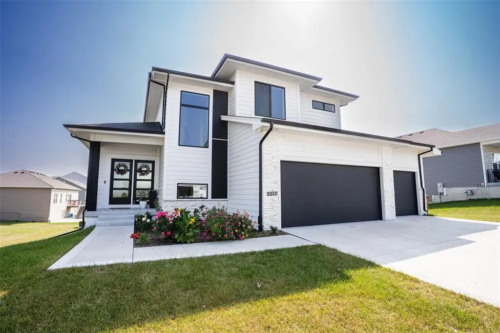 3217 Lakeview Drive Se, Altoona, IA 50009 - #1