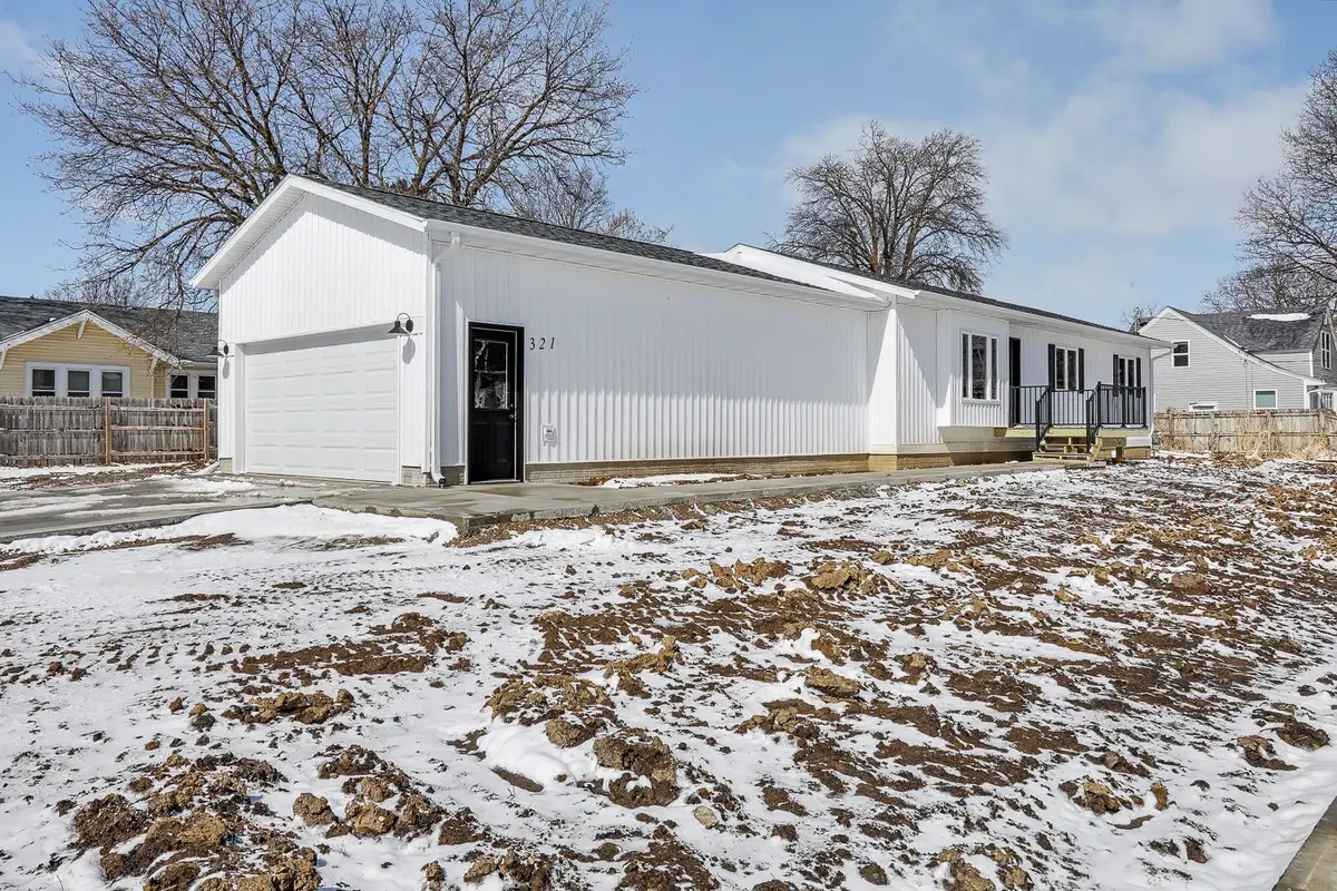 321 E 8th Street S, Newton, IA 50208 - #1