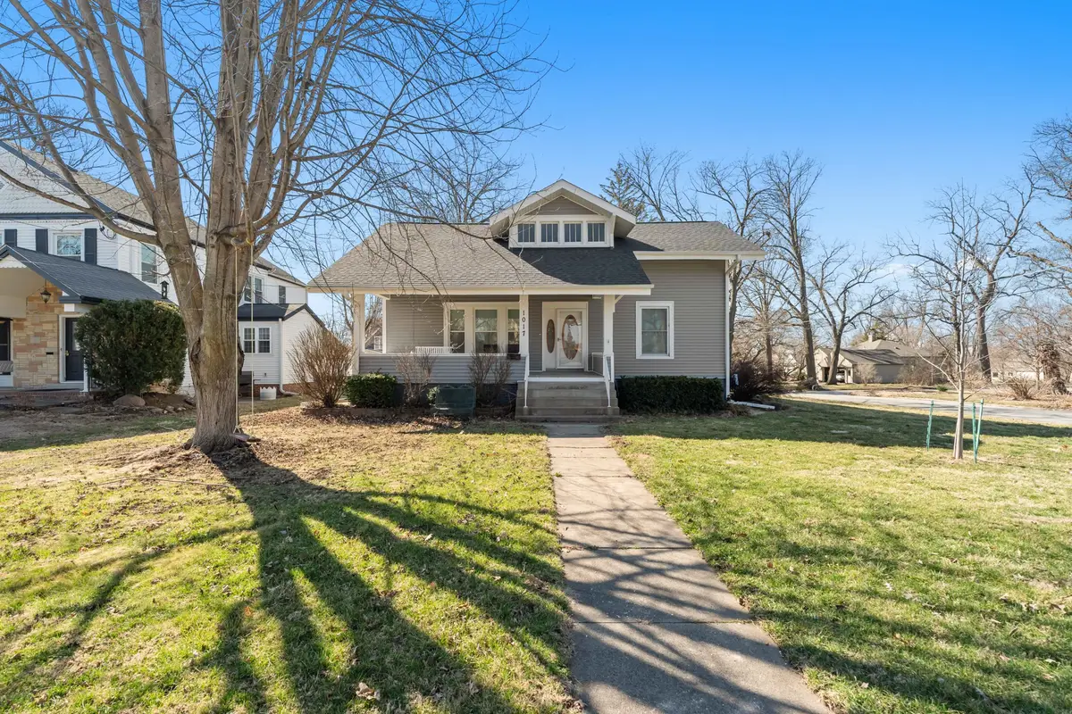 1017 S 6th Avenue W, Newton, IA 50208 - #1