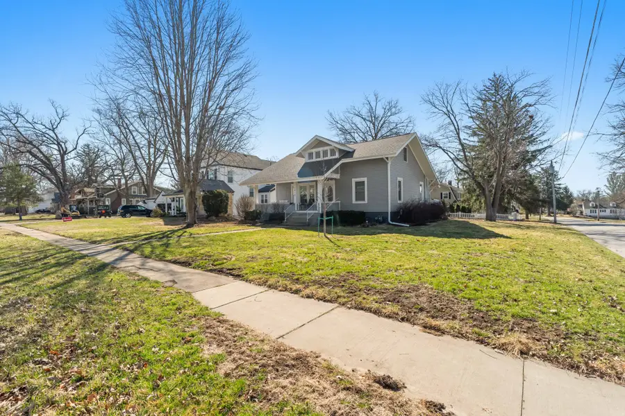 1017 S 6th Avenue W, Newton, IA 50208 - #3