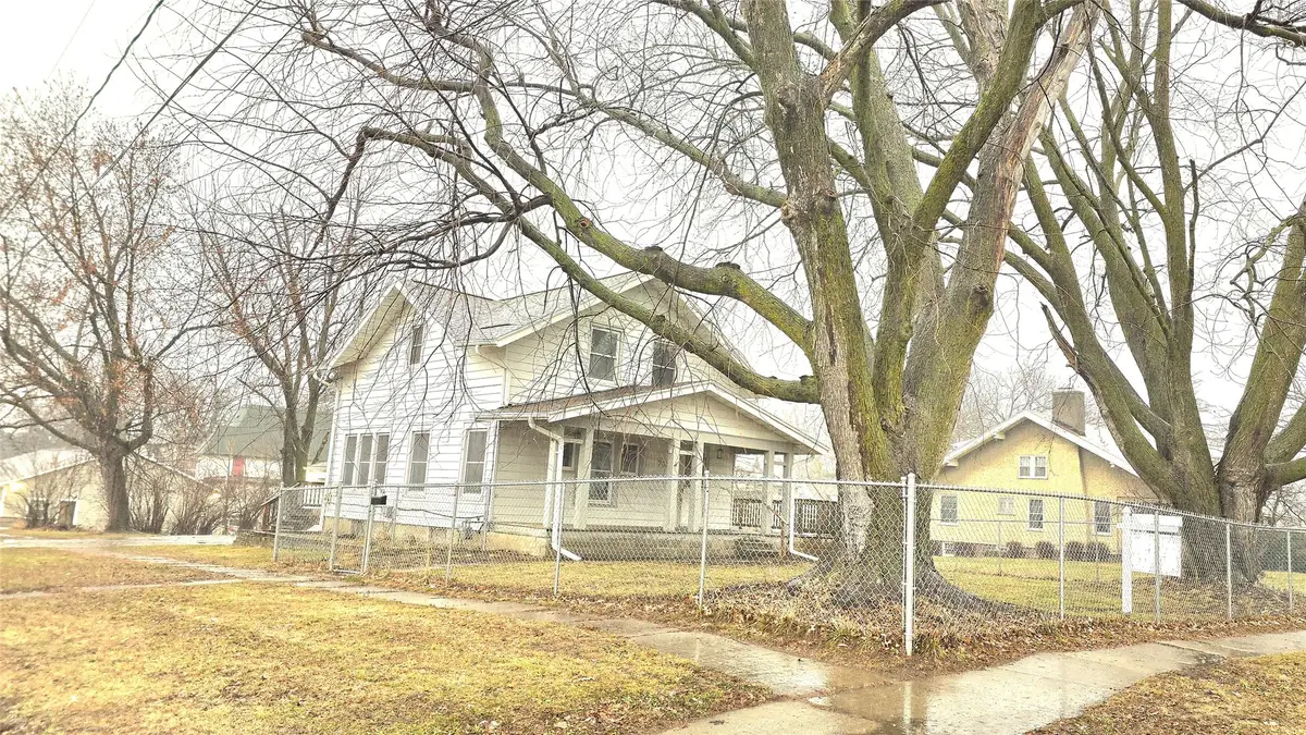 701 E 5th Street N, Newton, IA 50208 - #1