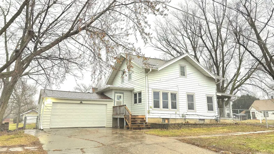701 E 5th Street N, Newton, IA 50208 - #2