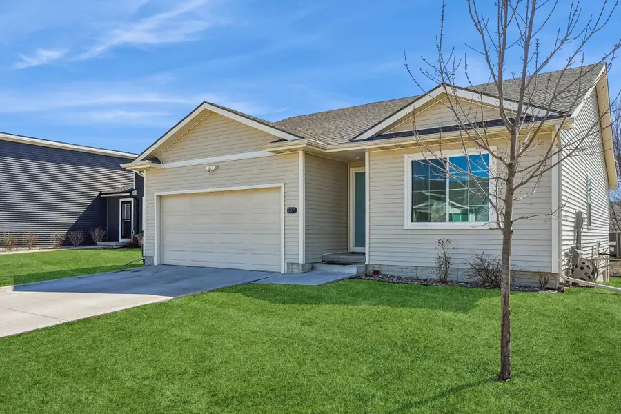 2371 Shadow Creek Circle, Des Moines, IA 50320 - #2