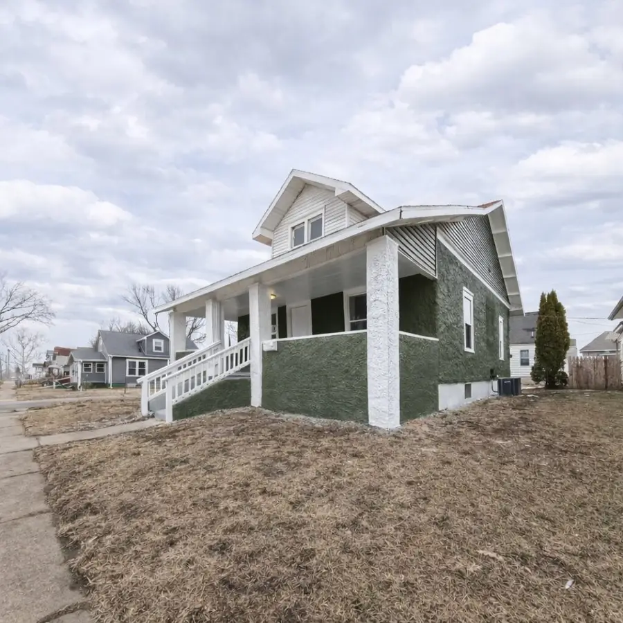 17 N 11th Avenue, Marshalltown, IA 50158 - #2