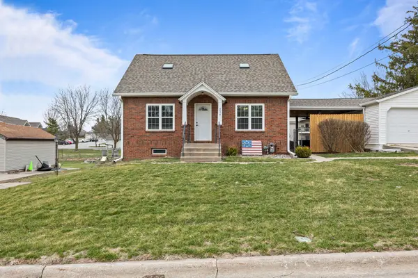 214 N 16th Avenue W, Newton, IA 50208
