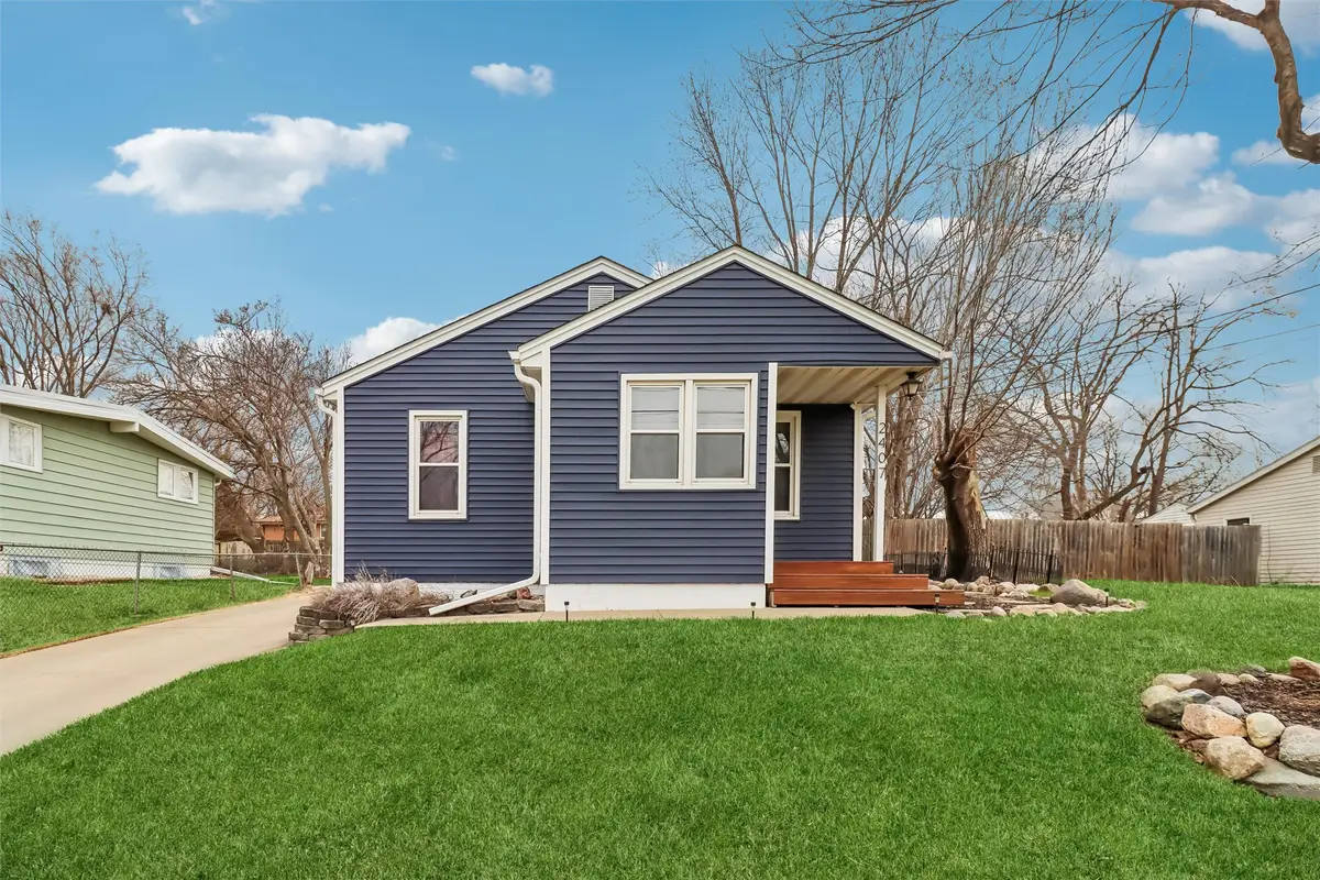 2407 E 39th Court, Des Moines, IA 50317 - #1