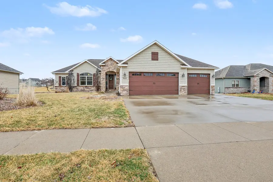 1009 Fountain View Drive, Pella, IA 50219 - #2
