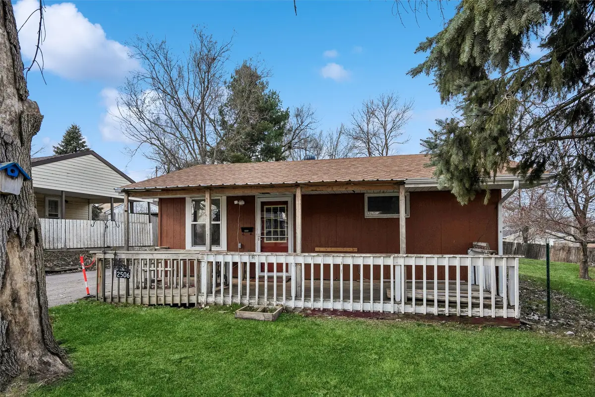 2506 S 8th Avenue E, Newton, IA 50208 - #1