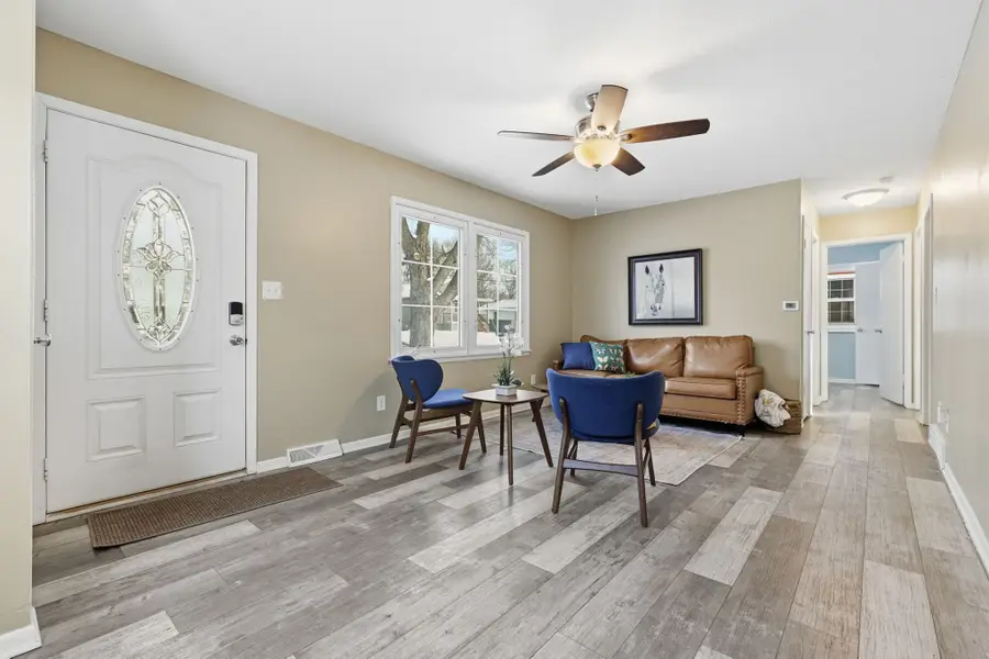 2404 E 37th Court, Des Moines, IA 50317 - #2