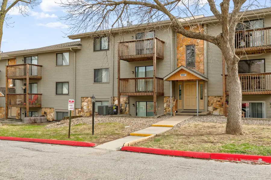 9507 University Avenue #17, Clive, IA 50325 - #2