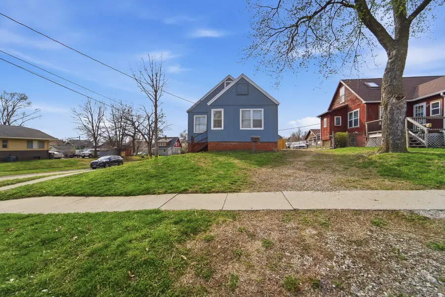 3200 Oxford Street, Des Moines, IA 50313 - #3