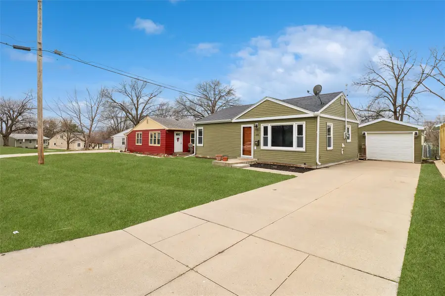 601 E 22nd Street S, Newton, IA 50208 - #2