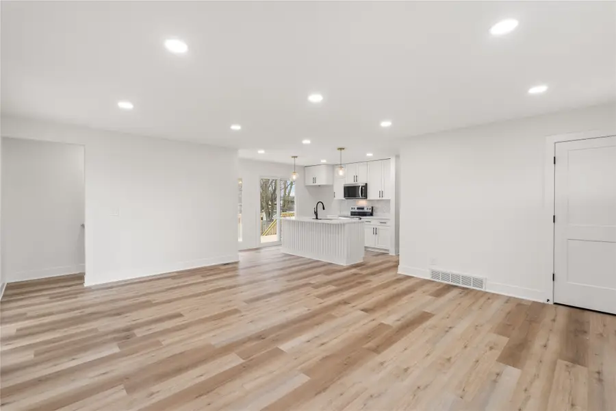 1901 W 4th Avenue, Indianola, IA 50125 - #3