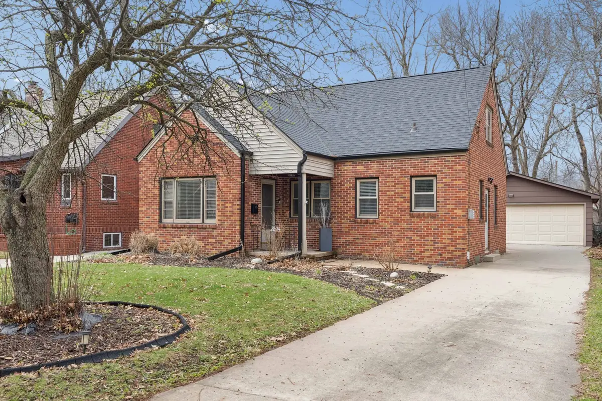 2524 Raymond Drive, Des Moines, IA 50310 - #1