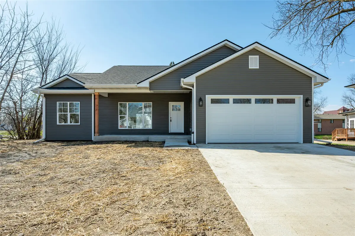 615 S 4th Avenue E, Newton, IA 50208 - #1