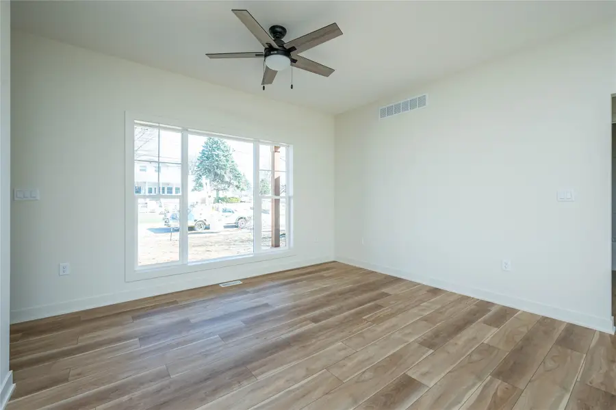 615 S 4th Avenue E, Newton, IA 50208 - #2