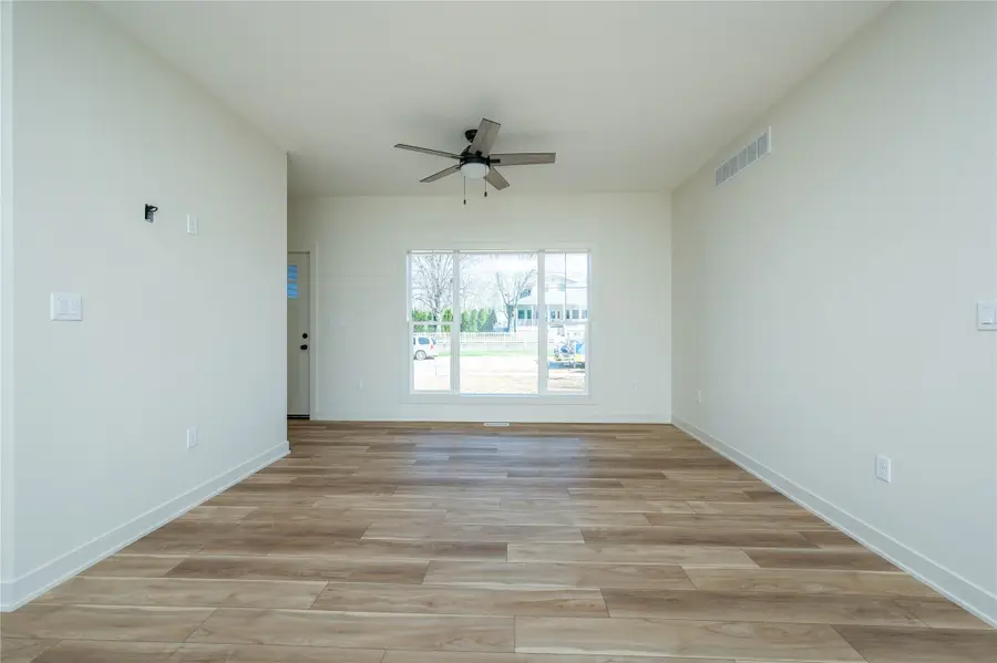 615 S 4th Avenue E, Newton, IA 50208 - #3