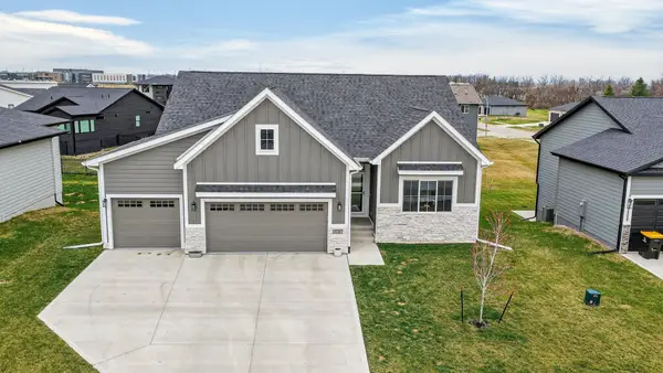 870 NW Sandy Hollow Circle, Waukee, IA 50263