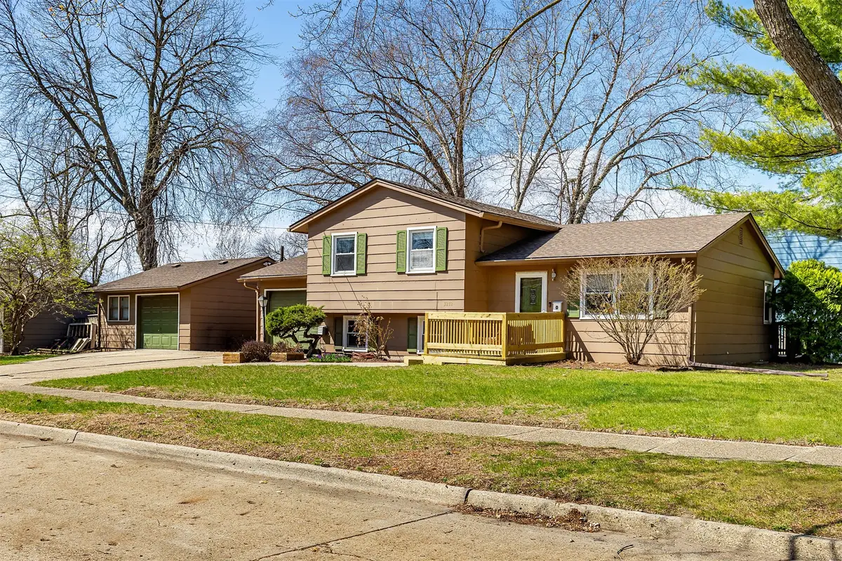 3212 E 40th Court, Des Moines, IA 50317 - #1