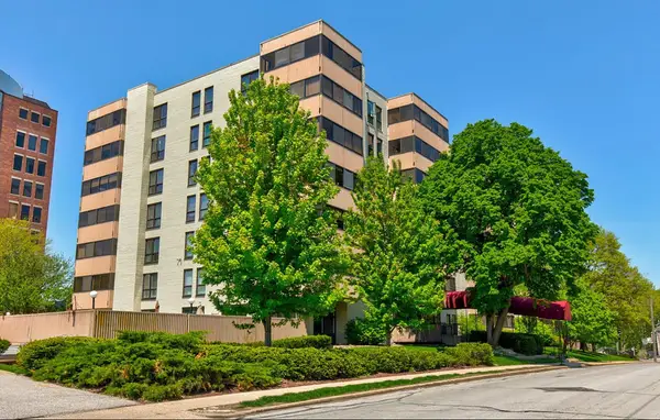 3100 Grand Avenue #5H, Des Moines, IA 50312