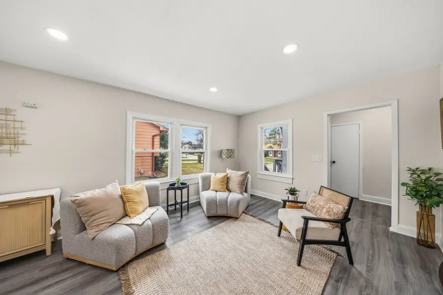 1521 E Glenwood Drive, Des Moines, IA 50320 - #2